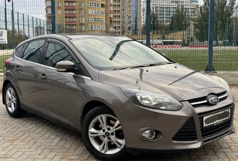 Продам ford focus 3, в отличном состоянии!, 2014 года выпуска, пробег 180.000, двигатель 1.6 125л. с, коробка: автомат 6-ст, авто без дтп!, в родном окрасе, автомобиль ухожен и обсулежен, за авто не стыдно, ходовая часть не стучит, не гремит и т. д, мотор работает отлично, без посторонних звуков, коробка переключает мягко и плавно, без задержек, работает абсолютно всё от а до я. максимальная комплектация: климат контроль, круиз контроль, складывание зеркал, мультируль, 4-эл стеклоподъёмника, подогрев передних сидений, электро привод зеркал, обогрев зеркал, датчик света и дождя, бортовой компьютер, линзованая оптика, противотуманные фары, обогрев лобового, обогрев заднего стекла, мультимедиа с хорошим звуком, парктроники, имеется в машине есть абсолютно все для удобной езды. по документам кристально чистая, любой вид оформления. цена 850.000 возможен торг реальному покупателю! все остальные вопросы по телефону +7 📞 звоните: +7(949)6209974 - фотография - 2