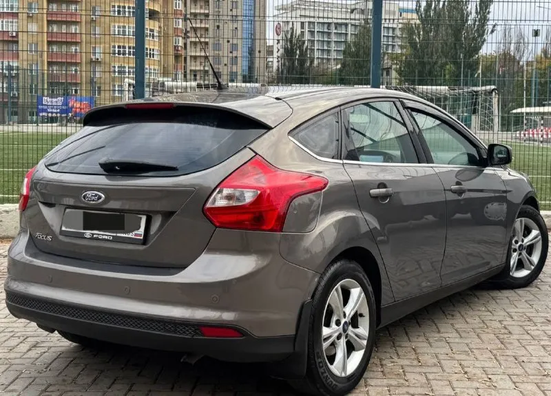 Продам ford focus 3, в отличном состоянии!, 2014 года выпуска, пробег 180.000, двигатель 1.6 125л. с, коробка: автомат 6-ст, авто без дтп!, в родном окрасе, автомобиль ухожен и обсулежен, за авто не стыдно, ходовая часть не стучит, не гремит и т. д, мотор работает отлично, без посторонних звуков, коробка переключает мягко и плавно, без задержек, работает абсолютно всё от а до я. максимальная комплектация: климат контроль, круиз контроль, складывание зеркал, мультируль, 4-эл стеклоподъёмника, подогрев передних сидений, электро привод зеркал, обогрев зеркал, датчик света и дождя, бортовой компьютер, линзованая оптика, противотуманные фары, обогрев лобового, обогрев заднего стекла, мультимедиа с хорошим звуком, парктроники, имеется в машине есть абсолютно все для удобной езды. по документам кристально чистая, любой вид оформления. цена 850.000 возможен торг реальному покупателю! все остальные вопросы по телефону +7 📞 звоните: +7(949)6209974 - фотография - 3