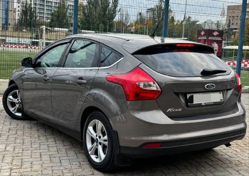 Продам ford focus 3, в отличном состоянии!, 2014 года выпуска, пробег 180.000, двигатель 1.6 125л. с, коробка: автомат 6-ст, авто без дтп!, в родном окрасе, автомобиль ухожен и обсулежен, за авто не стыдно, ходовая часть не стучит, не гремит и т. д, мотор работает отлично, без посторонних звуков, коробка переключает мягко и плавно, без задержек, работает абсолютно всё от а до я. максимальная комплектация: климат контроль, круиз контроль, складывание зеркал, мультируль, 4-эл стеклоподъёмника, подогрев передних сидений, электро привод зеркал, обогрев зеркал, датчик света и дождя, бортовой компьютер, линзованая оптика, противотуманные фары, обогрев лобового, обогрев заднего стекла, мультимедиа с хорошим звуком, парктроники, имеется в машине есть абсолютно все для удобной езды. по документам кристально чистая, любой вид оформления. цена 850.000 возможен торг реальному покупателю! все остальные вопросы по телефону +7 📞 звоните: +7(949)6209974 - фотография - 4