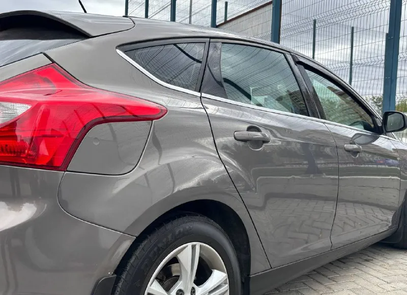 Продам ford focus 3, в отличном состоянии!, 2014 года выпуска, пробег 180.000, двигатель 1.6 125л. с, коробка: автомат 6-ст, авто без дтп!, в родном окрасе, автомобиль ухожен и обсулежен, за авто не стыдно, ходовая часть не стучит, не гремит и т. д, мотор работает отлично, без посторонних звуков, коробка переключает мягко и плавно, без задержек, работает абсолютно всё от а до я. максимальная комплектация: климат контроль, круиз контроль, складывание зеркал, мультируль, 4-эл стеклоподъёмника, подогрев передних сидений, электро привод зеркал, обогрев зеркал, датчик света и дождя, бортовой компьютер, линзованая оптика, противотуманные фары, обогрев лобового, обогрев заднего стекла, мультимедиа с хорошим звуком, парктроники, имеется в машине есть абсолютно все для удобной езды. по документам кристально чистая, любой вид оформления. цена 850.000 возможен торг реальному покупателю! все остальные вопросы по телефону +7 📞 звоните: +7(949)6209974 - фотография - 5