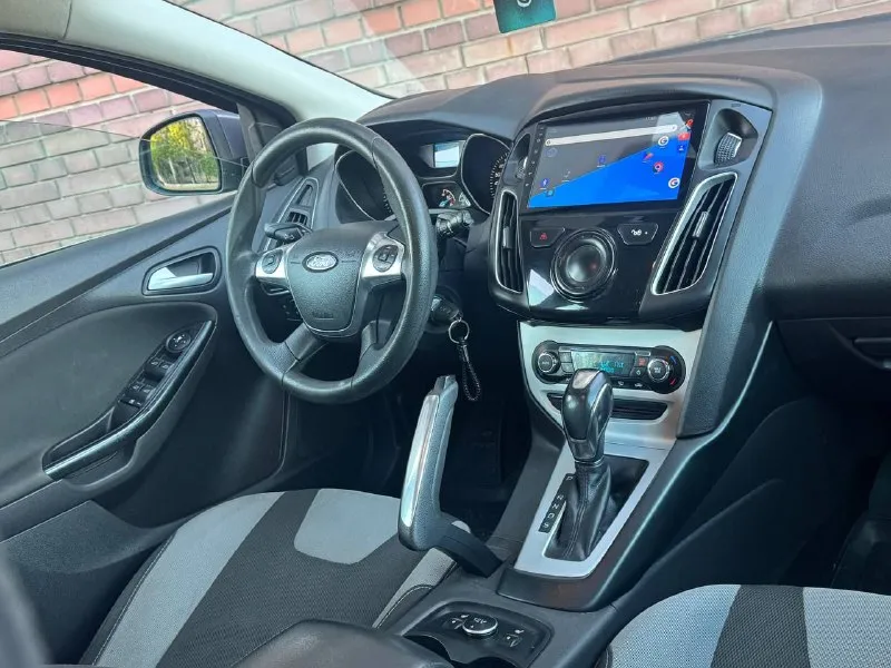 Продам ford focus 3, в отличном состоянии!, 2014 года выпуска, пробег 180.000, двигатель 1.6 125л. с, коробка: автомат 6-ст, авто без дтп!, в родном окрасе, автомобиль ухожен и обсулежен, за авто не стыдно, ходовая часть не стучит, не гремит и т. д, мотор работает отлично, без посторонних звуков, коробка переключает мягко и плавно, без задержек, работает абсолютно всё от а до я. максимальная комплектация: климат контроль, круиз контроль, складывание зеркал, мультируль, 4-эл стеклоподъёмника, подогрев передних сидений, электро привод зеркал, обогрев зеркал, датчик света и дождя, бортовой компьютер, линзованая оптика, противотуманные фары, обогрев лобового, обогрев заднего стекла, мультимедиа с хорошим звуком, парктроники, имеется в машине есть абсолютно все для удобной езды. по документам кристально чистая, любой вид оформления. цена 850.000 возможен торг реальному покупателю! все остальные вопросы по телефону +7 📞 звоните: +7(949)6209974 - фотография - 6