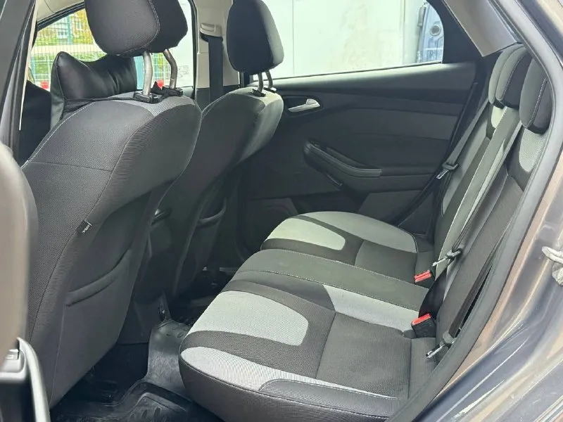 Продам ford focus 3, в отличном состоянии!, 2014 года выпуска, пробег 180.000, двигатель 1.6 125л. с, коробка: автомат 6-ст, авто без дтп!, в родном окрасе, автомобиль ухожен и обсулежен, за авто не стыдно, ходовая часть не стучит, не гремит и т. д, мотор работает отлично, без посторонних звуков, коробка переключает мягко и плавно, без задержек, работает абсолютно всё от а до я. максимальная комплектация: климат контроль, круиз контроль, складывание зеркал, мультируль, 4-эл стеклоподъёмника, подогрев передних сидений, электро привод зеркал, обогрев зеркал, датчик света и дождя, бортовой компьютер, линзованая оптика, противотуманные фары, обогрев лобового, обогрев заднего стекла, мультимедиа с хорошим звуком, парктроники, имеется в машине есть абсолютно все для удобной езды. по документам кристально чистая, любой вид оформления. цена 850.000 возможен торг реальному покупателю! все остальные вопросы по телефону +7 📞 звоните: +7(949)6209974 - фотография - 8