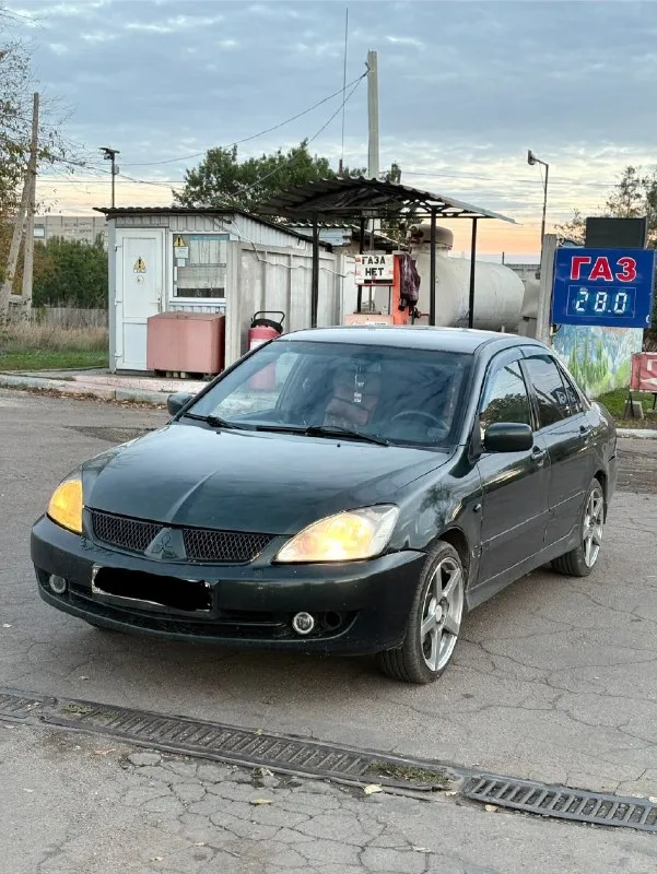 Продам mitsubishi lancer 9 2006 год выпуска машина каждый день на ходу, не разу не подвела двигатель 1.6 работает как часы не троит не дымит коробка механика переключает мягко без хрустов не выбивает по ходовой части на 5+ машина мягкая не смотря на то что на r17 дисках с низкопрофильной резиной салон в идеальном состоянии все сиденья перешиты в кожу + все вставки по салону под цвет сидений, черный потолок по электрике работает все от а до я комплектом донам еще один комплект задних стопов, кондиционер холодит, печка жарит по кузову есть куда приложить руки машине 20 лет, на фото все видно, есть моменты по порогам все остальное в отличном состоянии, стаканы ланжероны на месте без коррозии машина в данный момент снята с учета переоформление на вас на постоянный учет без проблем, готов присутствовать в мрео в общем машина по технике на 5 балов, срочных вложений не требует цена данной машины всего 320.000рублей номер телефона для связи +79494940047 возможен обмен в обе сто 📞 звоните: +7(949)4940047 - фотография - 2