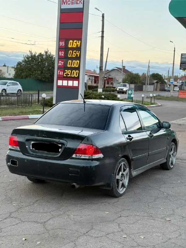 Продам mitsubishi lancer 9 2006 год выпуска машина каждый день на ходу, не разу не подвела двигатель 1.6 работает как часы не троит не дымит коробка механика переключает мягко без хрустов не выбивает по ходовой части на 5+ машина мягкая не смотря на то что на r17 дисках с низкопрофильной резиной салон в идеальном состоянии все сиденья перешиты в кожу + все вставки по салону под цвет сидений, черный потолок по электрике работает все от а до я комплектом донам еще один комплект задних стопов, кондиционер холодит, печка жарит по кузову есть куда приложить руки машине 20 лет, на фото все видно, есть моменты по порогам все остальное в отличном состоянии, стаканы ланжероны на месте без коррозии машина в данный момент снята с учета переоформление на вас на постоянный учет без проблем, готов присутствовать в мрео в общем машина по технике на 5 балов, срочных вложений не требует цена данной машины всего 320.000рублей номер телефона для связи +79494940047 возможен обмен в обе сто 📞 звоните: +7(949)4940047 - фотография - 4