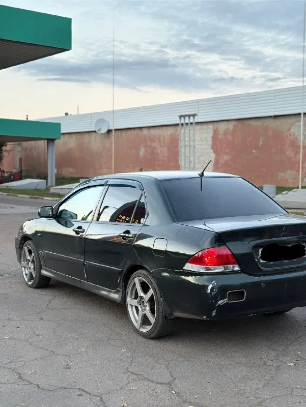 Продам mitsubishi lancer 9 2006 год выпуска машина каждый день на ходу, не разу не подвела двигатель 1.6 работает как часы не троит не дымит коробка механика переключает мягко без хрустов не выбивает по ходовой части на 5+ машина мягкая не смотря на то что на r17 дисках с низкопрофильной резиной салон в идеальном состоянии все сиденья перешиты в кожу + все вставки по салону под цвет сидений, черный потолок по электрике работает все от а до я комплектом донам еще один комплект задних стопов, кондиционер холодит, печка жарит по кузову есть куда приложить руки машине 20 лет, на фото все видно, есть моменты по порогам все остальное в отличном состоянии, стаканы ланжероны на месте без коррозии машина в данный момент снята с учета переоформление на вас на постоянный учет без проблем, готов присутствовать в мрео в общем машина по технике на 5 балов, срочных вложений не требует цена данной машины всего 320.000рублей номер телефона для связи +79494940047 возможен обмен в обе сто 📞 звоните: +7(949)4940047 - фотография - 5