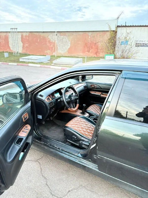 Продам mitsubishi lancer 9 2006 год выпуска машина каждый день на ходу, не разу не подвела двигатель 1.6 работает как часы не троит не дымит коробка механика переключает мягко без хрустов не выбивает по ходовой части на 5+ машина мягкая не смотря на то что на r17 дисках с низкопрофильной резиной салон в идеальном состоянии все сиденья перешиты в кожу + все вставки по салону под цвет сидений, черный потолок по электрике работает все от а до я комплектом донам еще один комплект задних стопов, кондиционер холодит, печка жарит по кузову есть куда приложить руки машине 20 лет, на фото все видно, есть моменты по порогам все остальное в отличном состоянии, стаканы ланжероны на месте без коррозии машина в данный момент снята с учета переоформление на вас на постоянный учет без проблем, готов присутствовать в мрео в общем машина по технике на 5 балов, срочных вложений не требует цена данной машины всего 320.000рублей номер телефона для связи +79494940047 возможен обмен в обе сто 📞 звоните: +7(949)4940047 - фотография - 6