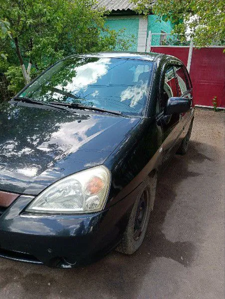 Продаётся семейный городской японский универсал suzuki liana, 2004 года выпуска, 1-е поколение, передний привод, двигатель экономичный вариант 1.3, механическая кпп, цвет чёрный, пробег 136000. автомобиль пригнан из прибалтики до 2022 года. по рф не эксплуатировался. мы хозяева, автомобиль использовался в семье с весны 2022 года. автомобиль обслужен для себя: в круг заменена ходовая часть, тормозные диски и колодки, комплект сцепления, свечи зажигания, все рабочие жидкости (гур, тормозная жидкость, масло кпп, охлаждающая жидкость, моторное масло), фильтры, установлена новая летняя резина, новый генератор. имеется вписанное в техпаспорт гбо. сама установка отключена и заглушена за ненадобностью, так как и на бензине расход более чем устраивает. также машина оборудована фаркопом. салон складной, очень просторный, большой объём багажника, цифровая панель приборов. комплектация: abs, гур, кондиционер, полный стеклопакет, электрическая регулировка зеркал. салон чистый, в машине не 📞 звоните: +7(959)1407175 - фотография - 2