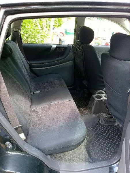 Продаётся семейный городской японский универсал suzuki liana, 2004 года выпуска, 1-е поколение, передний привод, двигатель экономичный вариант 1.3, механическая кпп, цвет чёрный, пробег 136000. автомобиль пригнан из прибалтики до 2022 года. по рф не эксплуатировался. мы хозяева, автомобиль использовался в семье с весны 2022 года. автомобиль обслужен для себя: в круг заменена ходовая часть, тормозные диски и колодки, комплект сцепления, свечи зажигания, все рабочие жидкости (гур, тормозная жидкость, масло кпп, охлаждающая жидкость, моторное масло), фильтры, установлена новая летняя резина, новый генератор. имеется вписанное в техпаспорт гбо. сама установка отключена и заглушена за ненадобностью, так как и на бензине расход более чем устраивает. также машина оборудована фаркопом. салон складной, очень просторный, большой объём багажника, цифровая панель приборов. комплектация: abs, гур, кондиционер, полный стеклопакет, электрическая регулировка зеркал. салон чистый, в машине не 📞 звоните: +7(959)1407175 - фотография - 3