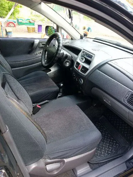 Продаётся семейный городской японский универсал suzuki liana, 2004 года выпуска, 1-е поколение, передний привод, двигатель экономичный вариант 1.3, механическая кпп, цвет чёрный, пробег 136000. автомобиль пригнан из прибалтики до 2022 года. по рф не эксплуатировался. мы хозяева, автомобиль использовался в семье с весны 2022 года. автомобиль обслужен для себя: в круг заменена ходовая часть, тормозные диски и колодки, комплект сцепления, свечи зажигания, все рабочие жидкости (гур, тормозная жидкость, масло кпп, охлаждающая жидкость, моторное масло), фильтры, установлена новая летняя резина, новый генератор. имеется вписанное в техпаспорт гбо. сама установка отключена и заглушена за ненадобностью, так как и на бензине расход более чем устраивает. также машина оборудована фаркопом. салон складной, очень просторный, большой объём багажника, цифровая панель приборов. комплектация: abs, гур, кондиционер, полный стеклопакет, электрическая регулировка зеркал. салон чистый, в машине не 📞 звоните: +7(959)1407175 - фотография - 4