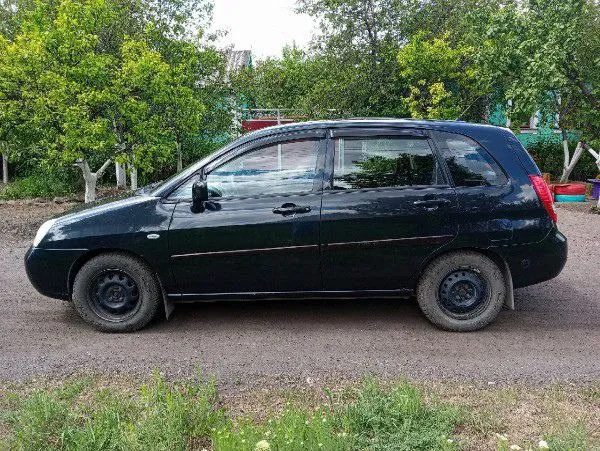 Продаётся семейный городской японский универсал suzuki liana, 2004 года выпуска, 1-е поколение, передний привод, двигатель экономичный вариант 1.3, механическая кпп, цвет чёрный, пробег 136000. автомобиль пригнан из прибалтики до 2022 года. по рф не эксплуатировался. мы хозяева, автомобиль использовался в семье с весны 2022 года. автомобиль обслужен для себя: в круг заменена ходовая часть, тормозные диски и колодки, комплект сцепления, свечи зажигания, все рабочие жидкости (гур, тормозная жидкость, масло кпп, охлаждающая жидкость, моторное масло), фильтры, установлена новая летняя резина, новый генератор. имеется вписанное в техпаспорт гбо. сама установка отключена и заглушена за ненадобностью, так как и на бензине расход более чем устраивает. также машина оборудована фаркопом. салон складной, очень просторный, большой объём багажника, цифровая панель приборов. комплектация: abs, гур, кондиционер, полный стеклопакет, электрическая регулировка зеркал. салон чистый, в машине не 📞 звоните: +7(959)1407175 - фотография - 5