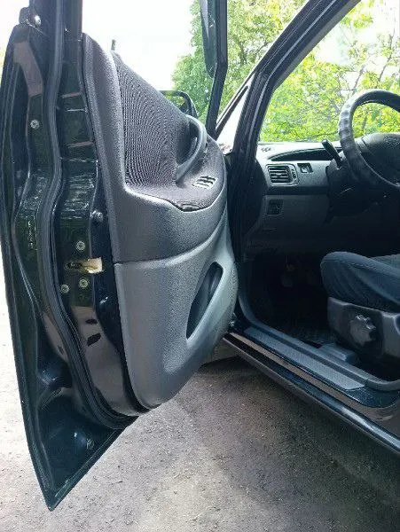 Продаётся семейный городской японский универсал suzuki liana, 2004 года выпуска, 1-е поколение, передний привод, двигатель экономичный вариант 1.3, механическая кпп, цвет чёрный, пробег 136000. автомобиль пригнан из прибалтики до 2022 года. по рф не эксплуатировался. мы хозяева, автомобиль использовался в семье с весны 2022 года. автомобиль обслужен для себя: в круг заменена ходовая часть, тормозные диски и колодки, комплект сцепления, свечи зажигания, все рабочие жидкости (гур, тормозная жидкость, масло кпп, охлаждающая жидкость, моторное масло), фильтры, установлена новая летняя резина, новый генератор. имеется вписанное в техпаспорт гбо. сама установка отключена и заглушена за ненадобностью, так как и на бензине расход более чем устраивает. также машина оборудована фаркопом. салон складной, очень просторный, большой объём багажника, цифровая панель приборов. комплектация: abs, гур, кондиционер, полный стеклопакет, электрическая регулировка зеркал. салон чистый, в машине не 📞 звоните: +7(959)1407175 - фотография - 6