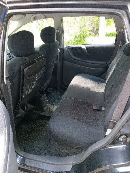 Продаётся семейный городской японский универсал suzuki liana, 2004 года выпуска, 1-е поколение, передний привод, двигатель экономичный вариант 1.3, механическая кпп, цвет чёрный, пробег 136000. автомобиль пригнан из прибалтики до 2022 года. по рф не эксплуатировался. мы хозяева, автомобиль использовался в семье с весны 2022 года. автомобиль обслужен для себя: в круг заменена ходовая часть, тормозные диски и колодки, комплект сцепления, свечи зажигания, все рабочие жидкости (гур, тормозная жидкость, масло кпп, охлаждающая жидкость, моторное масло), фильтры, установлена новая летняя резина, новый генератор. имеется вписанное в техпаспорт гбо. сама установка отключена и заглушена за ненадобностью, так как и на бензине расход более чем устраивает. также машина оборудована фаркопом. салон складной, очень просторный, большой объём багажника, цифровая панель приборов. комплектация: abs, гур, кондиционер, полный стеклопакет, электрическая регулировка зеркал. салон чистый, в машине не 📞 звоните: +7(959)1407175 - фотография - 7