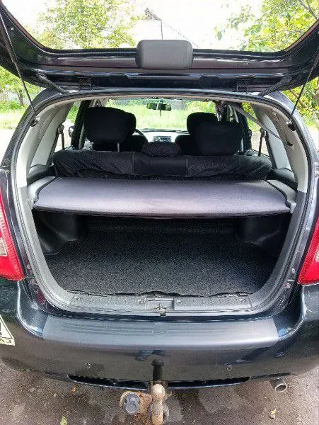 Продаётся семейный городской японский универсал suzuki liana, 2004 года выпуска, 1-е поколение, передний привод, двигатель экономичный вариант 1.3, механическая кпп, цвет чёрный, пробег 136000. автомобиль пригнан из прибалтики до 2022 года. по рф не эксплуатировался. мы хозяева, автомобиль использовался в семье с весны 2022 года. автомобиль обслужен для себя: в круг заменена ходовая часть, тормозные диски и колодки, комплект сцепления, свечи зажигания, все рабочие жидкости (гур, тормозная жидкость, масло кпп, охлаждающая жидкость, моторное масло), фильтры, установлена новая летняя резина, новый генератор. имеется вписанное в техпаспорт гбо. сама установка отключена и заглушена за ненадобностью, так как и на бензине расход более чем устраивает. также машина оборудована фаркопом. салон складной, очень просторный, большой объём багажника, цифровая панель приборов. комплектация: abs, гур, кондиционер, полный стеклопакет, электрическая регулировка зеркал. салон чистый, в машине не 📞 звоните: +7(959)1407175 - фотография - 8