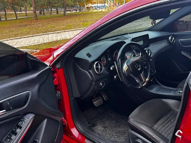Продам красивый современный седан mercedes-benz cla 2016 года автомобиль в красивом красном цвете, очень ярко выглядит на дороге. тянет за собой взгляды. выглядит очень современно. черты кузова очень красивые. по кузову без замечаний, машина в родной краске! без дтп и расчётов. выглядит очень достойно, как на фотографиях! мотор бензиновый, работает превосходно, не троит и не дымит. обслужен полностью, также есть все чеки и гарантии по обслуживанию ходовой части и коробки. машина в отличном техническом состоянии, в обслуживании не нуждается! в жирной комплектации, спорт сидения, многозонный климат контроль, подогрев сидений, дистроник, обнаруживание пешеходов, слепые зоны, черный потолок, красивые большие колёса, 2 комплекта резины, 2 комплекта ключей, стоит приятный выхлоп на заслонках. автомобиль подойдёт как и для семьи так и для молодёжи. цена 1.580.000, возможен торг быстрому покупателю! ☎️ +7 (949) 453-80-40 - фотография - 9