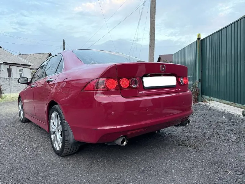 Продается honda accord 7 рестайлинг салон чистый, опрятный и ухоженный. по технике автомобиль обслужен, не требует вложений. максимальная комплектация executive: четыре электростеклоподьемника; электропривод боковых зеркал; электроскладывание боковых зеркал; датчик света; датчик дождя; мультируль; кожаный руль; кожаный салон; круиз контроль; электропривод передних сидений; двухзонный климат контроль; установлена сигнализация; установлено итальянского производства led адаптивные фары оригинальные легкосплавные диски(зима/лето); летняя/зимняя резина; парктроники…. стоимость 900тыс. по всем интересующим вопросам обращаться по номеру телефона: +79493050011 максим макеевка 📞 звоните: +7(949)3050011 - фотография - 5