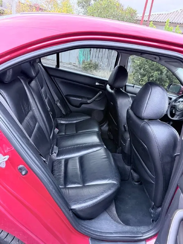 Продается honda accord 7 рестайлинг салон чистый, опрятный и ухоженный. по технике автомобиль обслужен, не требует вложений. максимальная комплектация executive: четыре электростеклоподьемника; электропривод боковых зеркал; электроскладывание боковых зеркал; датчик света; датчик дождя; мультируль; кожаный руль; кожаный салон; круиз контроль; электропривод передних сидений; двухзонный климат контроль; установлена сигнализация; установлено итальянского производства led адаптивные фары оригинальные легкосплавные диски(зима/лето); летняя/зимняя резина; парктроники…. стоимость 900тыс. по всем интересующим вопросам обращаться по номеру телефона: +79493050011 максим макеевка 📞 звоните: +7(949)3050011 - фотография - 7