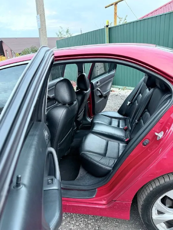 Продается honda accord 7 рестайлинг салон чистый, опрятный и ухоженный. по технике автомобиль обслужен, не требует вложений. максимальная комплектация executive: четыре электростеклоподьемника; электропривод боковых зеркал; электроскладывание боковых зеркал; датчик света; датчик дождя; мультируль; кожаный руль; кожаный салон; круиз контроль; электропривод передних сидений; двухзонный климат контроль; установлена сигнализация; установлено итальянского производства led адаптивные фары оригинальные легкосплавные диски(зима/лето); летняя/зимняя резина; парктроники…. стоимость 900тыс. по всем интересующим вопросам обращаться по номеру телефона: +79493050011 максим макеевка 📞 звоните: +7(949)3050011 - фотография - 8