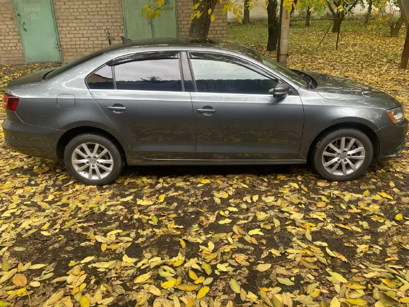 Продам wolkswagen jetta 2017 года
Пробег 102 тысячи
Стекла родные
Двигатель 1,4 турбо(150 л. С, работает отлично, без посторонних шумов, масло менялось каждые 7 тысяч, не дымит, масло не ест, от слова совсем
Коробка автомат aisin, переключает шикарно, без задержек, затупов и так далее, недавно заменено масло с фильтром,6 ступенчатая
Ходовая вся сделанная полностью, без стуков грюков и так далее
Салон кожа, чистый, не затертый, без дырок и так далее
По комплектации: датчик дождя, датчик света, мультируль, ,4 стеклоподьемника, электрорегулировка зеркал, подгрев сидений, ,подогрев зеркал, люк, кондиционер, фары с дхо, слепые зоны, асистент от столкновения, старт-стоп
Богатая комплектация вообщем
По документам все отлично, полное переоформление
Цена 1,250тысяч(торг у капота)
+79495800535 - фотография - 2