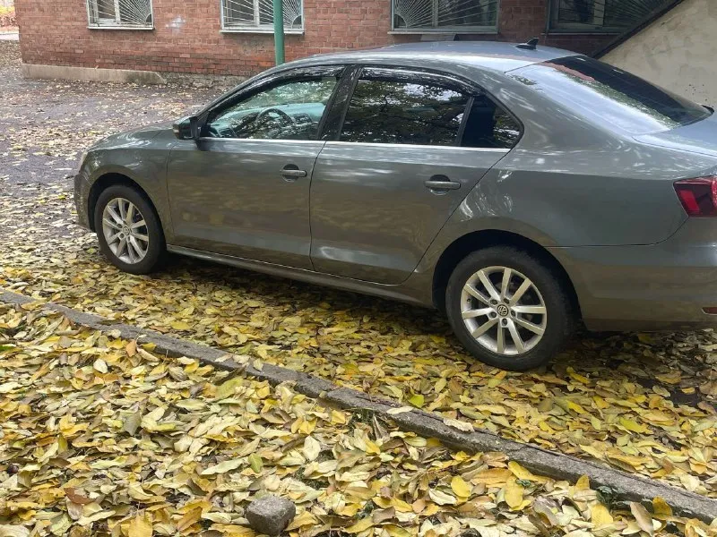 Продам wolkswagen jetta 2017 года
Пробег 102 тысячи
Стекла родные
Двигатель 1,4 турбо(150 л. С, работает отлично, без посторонних шумов, масло менялось каждые 7 тысяч, не дымит, масло не ест, от слова совсем
Коробка автомат aisin, переключает шикарно, без задержек, затупов и так далее, недавно заменено масло с фильтром,6 ступенчатая
Ходовая вся сделанная полностью, без стуков грюков и так далее
Салон кожа, чистый, не затертый, без дырок и так далее
По комплектации: датчик дождя, датчик света, мультируль, ,4 стеклоподьемника, электрорегулировка зеркал, подгрев сидений, ,подогрев зеркал, люк, кондиционер, фары с дхо, слепые зоны, асистент от столкновения, старт-стоп
Богатая комплектация вообщем
По документам все отлично, полное переоформление
Цена 1,250тысяч(торг у капота)
+79495800535 - фотография - 3