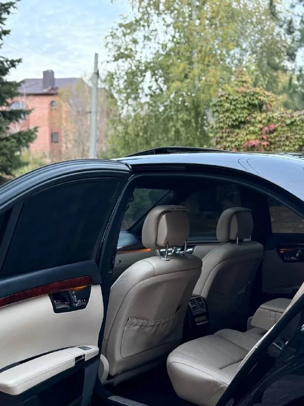 В продаже mercedes benz s-class 2008 года выпуска возможен обмен! автомобиль на самом надёжном моторе 3.5 бензин. работает отлично, не троит и не дымит. любые проверки на любом сто. без задиров! коробка переключает идеально. ходовая вся обслужена. машина в идеальном состоянии! не бита и не крашена! авто весь в родном окрасе! 3 владельца за всю историю. очень хорошая комплектация: дотяжки дверей, люк, чёрный потолок, вентиляция и подогрев всех сидений, электропривод багажника, круиз контроль, датчики дождя и света а также много другого. работает абсолютно всё. осмотр донецк цена 1.270.000 ₽, возможен торг у авто. ☎️ +7 (949) 374-95-82 📞 звоните: +7(949)3749582 - фотография - 10