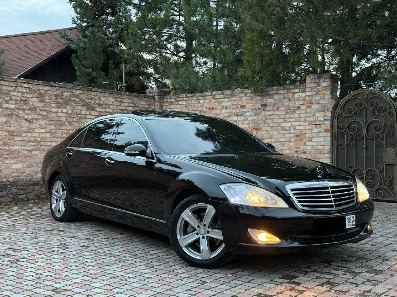 В продаже mercedes benz s-class 2008 года выпуска возможен обмен! автомобиль на самом надёжном моторе 3.5 бензин. работает отлично, не троит и не дымит. любые проверки на любом сто. без задиров! коробка переключает идеально. ходовая вся обслужена. машина в идеальном состоянии! не бита и не крашена! авто весь в родном окрасе! 3 владельца за всю историю. очень хорошая комплектация: дотяжки дверей, люк, чёрный потолок, вентиляция и подогрев всех сидений, электропривод багажника, круиз контроль, датчики дождя и света а также много другого. работает абсолютно всё. осмотр донецк цена 1.270.000 ₽, возможен торг у авто. ☎️ +7 (949) 374-95-82 📞 звоните: +7(949)3749582 - фотография - 3