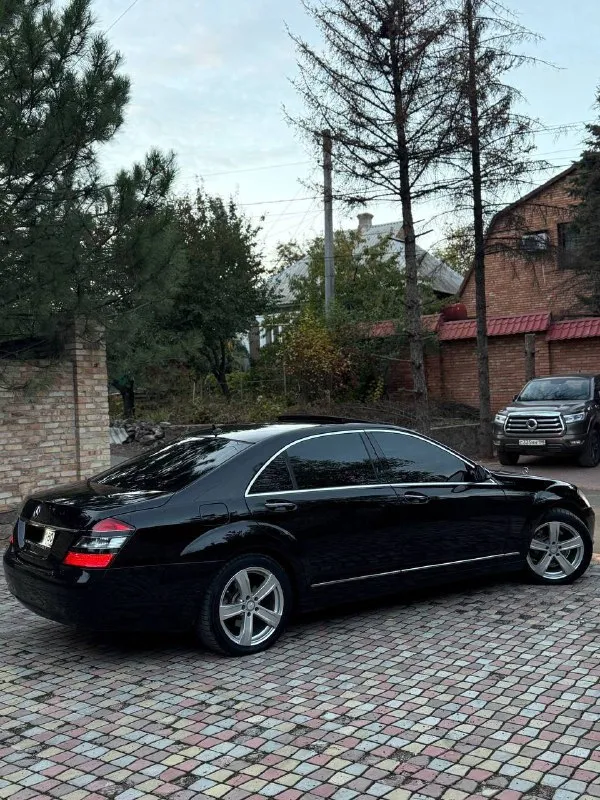 В продаже mercedes benz s-class 2008 года выпуска возможен обмен! автомобиль на самом надёжном моторе 3.5 бензин. работает отлично, не троит и не дымит. любые проверки на любом сто. без задиров! коробка переключает идеально. ходовая вся обслужена. машина в идеальном состоянии! не бита и не крашена! авто весь в родном окрасе! 3 владельца за всю историю. очень хорошая комплектация: дотяжки дверей, люк, чёрный потолок, вентиляция и подогрев всех сидений, электропривод багажника, круиз контроль, датчики дождя и света а также много другого. работает абсолютно всё. осмотр донецк цена 1.270.000 ₽, возможен торг у авто. ☎️ +7 (949) 374-95-82 📞 звоните: +7(949)3749582 - фотография - 5