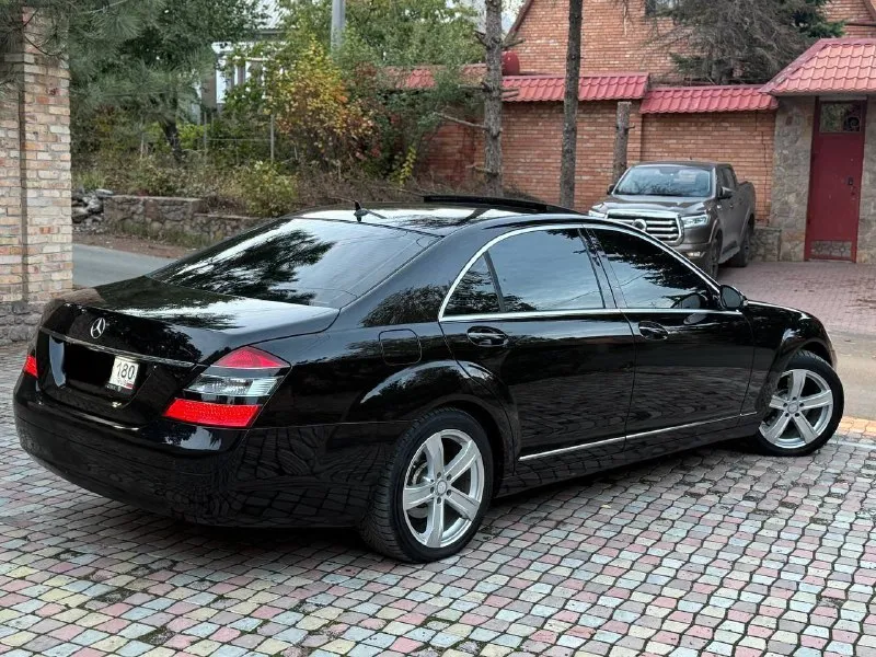 В продаже mercedes benz s-class 2008 года выпуска возможен обмен! автомобиль на самом надёжном моторе 3.5 бензин. работает отлично, не троит и не дымит. любые проверки на любом сто. без задиров! коробка переключает идеально. ходовая вся обслужена. машина в идеальном состоянии! не бита и не крашена! авто весь в родном окрасе! 3 владельца за всю историю. очень хорошая комплектация: дотяжки дверей, люк, чёрный потолок, вентиляция и подогрев всех сидений, электропривод багажника, круиз контроль, датчики дождя и света а также много другого. работает абсолютно всё. осмотр донецк цена 1.270.000 ₽, возможен торг у авто. ☎️ +7 (949) 374-95-82 📞 звоните: +7(949)3749582 - фотография - 7