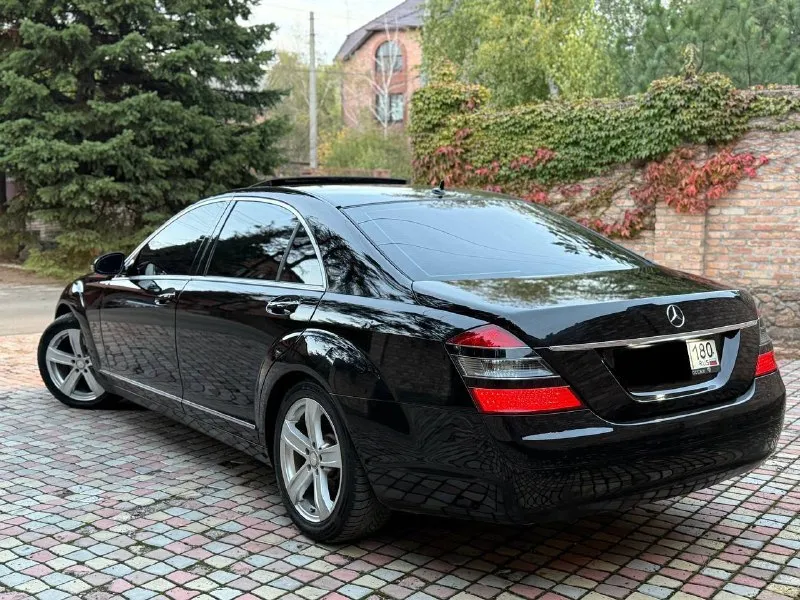 В продаже mercedes benz s-class 2008 года выпуска возможен обмен! автомобиль на самом надёжном моторе 3.5 бензин. работает отлично, не троит и не дымит. любые проверки на любом сто. без задиров! коробка переключает идеально. ходовая вся обслужена. машина в идеальном состоянии! не бита и не крашена! авто весь в родном окрасе! 3 владельца за всю историю. очень хорошая комплектация: дотяжки дверей, люк, чёрный потолок, вентиляция и подогрев всех сидений, электропривод багажника, круиз контроль, датчики дождя и света а также много другого. работает абсолютно всё. осмотр донецк цена 1.270.000 ₽, возможен торг у авто. ☎️ +7 (949) 374-95-82 📞 звоните: +7(949)3749582 - фотография - 8