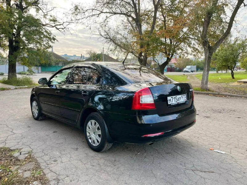 Шкода октавия а5 2013 года 1.6 механика пробег 181000тыс родной. автомобиль в идеальном состоянии полностью обслужен и не требует никаких вложений хорошая комплектация климат контроль датчик света дождя полный электропакет новые шины два комплекта ключей осмотр город мариуполь цена 990000тыс рублей по всем вопросам звоните +79497195733 - фотография - 4