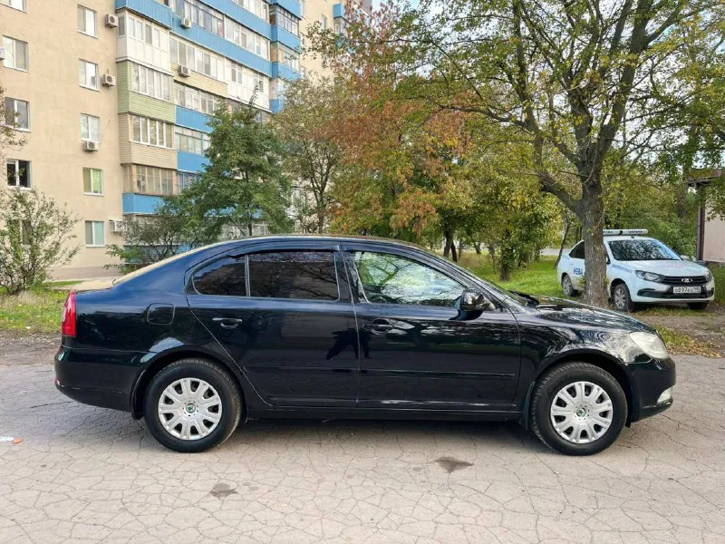 Шкода октавия а5 2013 года 1.6 механика пробег 181000тыс родной. автомобиль в идеальном состоянии полностью обслужен и не требует никаких вложений хорошая комплектация климат контроль датчик света дождя полный электропакет новые шины два комплекта ключей осмотр город мариуполь цена 990000тыс рублей по всем вопросам звоните +79497195733 - фотография - 6