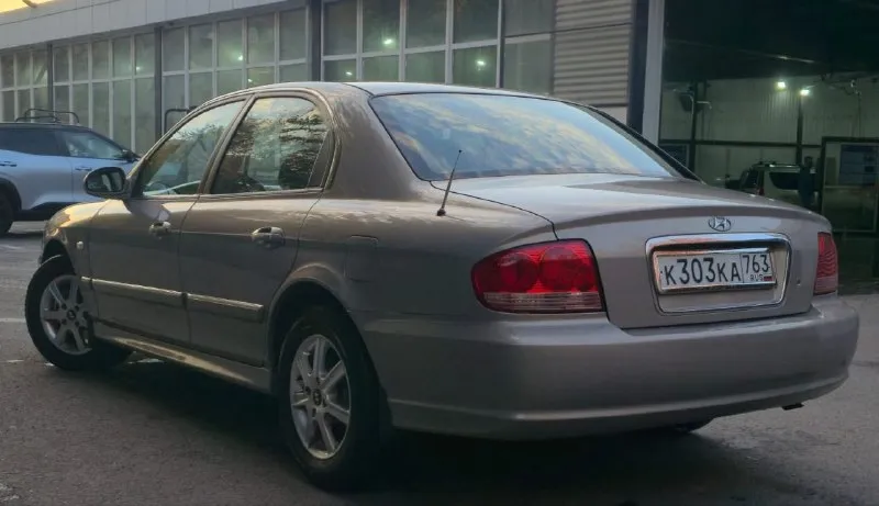 Продам hyundai sonata в родном окрасе дтп не участвовала, не один болтик не крутился, ничего не снималось. заводском герметике, в родном металле. год: 2009, мотор 2.0 бензин, не троит, не дымит, масло не расходует, работает как швейцарские часы. любые проверки за ваш счёт. пробег216.000 тыс. км родной, не скручен не смотан. мкпп 5ст, механика, не шумит, не хрустит, не закусывает, не выбивает. подвеска отрабатывает мягко и комфортно, без стуков и посторонних звуков авто в очень хорошем состоянии, в таком состоянии единицы зимой не эксплуатировалась, гаражное хранение, гнили, ржавчины и тому подобного даже и намёка нет. за авто ухаживали, всё менялось своевременно денег не жалели. салон в изумительном состоянии не продавлен, не прокурен не протёртый комплектация: кондиционер, обслужин этим летом, холодит гур электропривод зеркал, подогрев зеркал и заднего стекла датчик дождя abs esp srs airbag четыре электроподъёмника доводчики стёкол микролифт сидений продажа с переоформлением мрэо г. донецк. +79494491943 +79494491943 - фотография - 5
