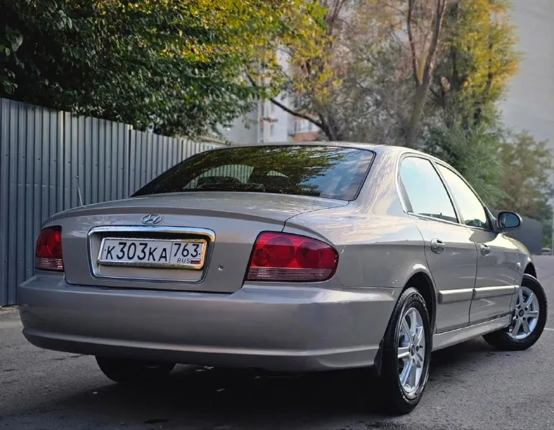 Продам hyundai sonata в родном окрасе дтп не участвовала, не один болтик не крутился, ничего не снималось. заводском герметике, в родном металле. год: 2009, мотор 2.0 бензин, не троит, не дымит, масло не расходует, работает как швейцарские часы. любые проверки за ваш счёт. пробег216.000 тыс. км родной, не скручен не смотан. мкпп 5ст, механика, не шумит, не хрустит, не закусывает, не выбивает. подвеска отрабатывает мягко и комфортно, без стуков и посторонних звуков авто в очень хорошем состоянии, в таком состоянии единицы зимой не эксплуатировалась, гаражное хранение, гнили, ржавчины и тому подобного даже и намёка нет. за авто ухаживали, всё менялось своевременно денег не жалели. салон в изумительном состоянии не продавлен, не прокурен не протёртый комплектация: кондиционер, обслужин этим летом, холодит гур электропривод зеркал, подогрев зеркал и заднего стекла датчик дождя abs esp srs airbag четыре электроподъёмника доводчики стёкол микролифт сидений продажа с переоформлением мрэо г. донецк. +79494491943 +79494491943 - фотография - 7