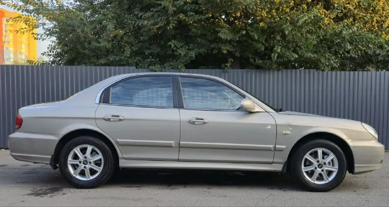 Продам hyundai sonata в родном окрасе дтп не участвовала, не один болтик не крутился, ничего не снималось. заводском герметике, в родном металле. год: 2009, мотор 2.0 бензин, не троит, не дымит, масло не расходует, работает как швейцарские часы. любые проверки за ваш счёт. пробег216.000 тыс. км родной, не скручен не смотан. мкпп 5ст, механика, не шумит, не хрустит, не закусывает, не выбивает. подвеска отрабатывает мягко и комфортно, без стуков и посторонних звуков авто в очень хорошем состоянии, в таком состоянии единицы зимой не эксплуатировалась, гаражное хранение, гнили, ржавчины и тому подобного даже и намёка нет. за авто ухаживали, всё менялось своевременно денег не жалели. салон в изумительном состоянии не продавлен, не прокурен не протёртый комплектация: кондиционер, обслужин этим летом, холодит гур электропривод зеркал, подогрев зеркал и заднего стекла датчик дождя abs esp srs airbag четыре электроподъёмника доводчики стёкол микролифт сидений продажа с переоформлением мрэо г. донецк. +79494491943 +79494491943 - фотография - 8