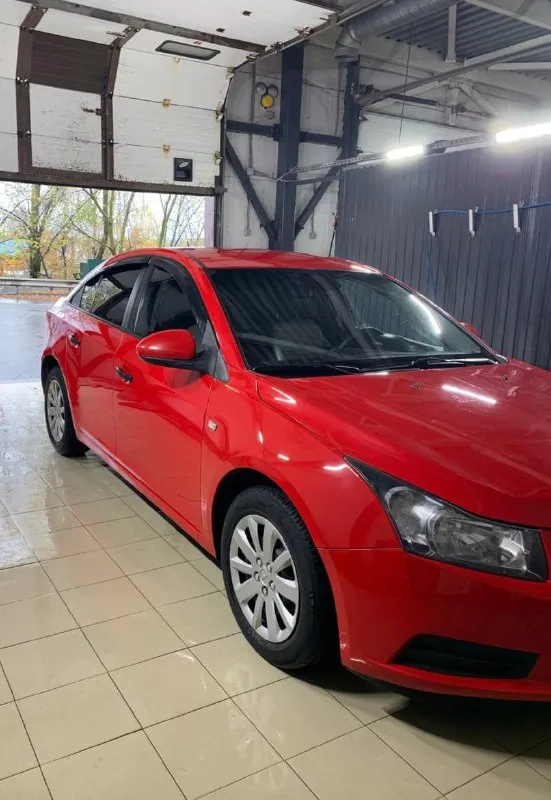 Chevrolet cruze шевролет круз 2012г 1.6 ат бензин. пробег 230.000 мотор отличный, надежный, не дымит, не троит, не потеет, без ваносов! масло не расходует! акпп чистый автомат классический, не пинает, не буксует, переключает мягко! ходовая не гремит, не стучит, едет ровно, никуда не тянет! рыжиков и гнили нет! автозапуск, магнитола андроид, bt аудио кондиционер заправлен, и холодит печка работает электрика вся исправна, работают все что есть, и должно! вообщем вся обслужена, вложений не требует, сел и поехал документы кристально чистые, без запретов, без штрафов, переоформление без проблем, в мрэо с моим присутствием… любые проверки на сервисе за ваш счет осмотр г. макеевка связь +79496378980 цена 710.000 руб срочно торг разумный у капота реальному клиенту - фотография - 2