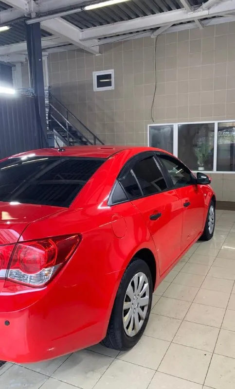 Chevrolet cruze шевролет круз 2012г 1.6 ат бензин. пробег 230.000 мотор отличный, надежный, не дымит, не троит, не потеет, без ваносов! масло не расходует! акпп чистый автомат классический, не пинает, не буксует, переключает мягко! ходовая не гремит, не стучит, едет ровно, никуда не тянет! рыжиков и гнили нет! автозапуск, магнитола андроид, bt аудио кондиционер заправлен, и холодит печка работает электрика вся исправна, работают все что есть, и должно! вообщем вся обслужена, вложений не требует, сел и поехал документы кристально чистые, без запретов, без штрафов, переоформление без проблем, в мрэо с моим присутствием… любые проверки на сервисе за ваш счет осмотр г. макеевка связь +79496378980 цена 710.000 руб срочно торг разумный у капота реальному клиенту - фотография - 5