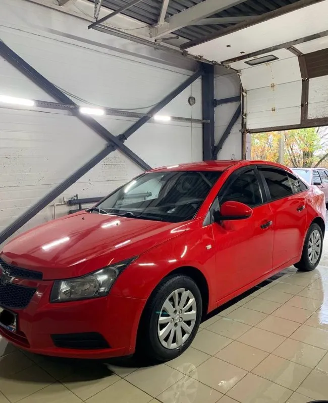 Chevrolet cruze шевролет круз 2012г 1.6 ат бензин. пробег 230.000 мотор отличный, надежный, не дымит, не троит, не потеет, без ваносов! масло не расходует! акпп чистый автомат классический, не пинает, не буксует, переключает мягко! ходовая не гремит, не стучит, едет ровно, никуда не тянет! рыжиков и гнили нет! автозапуск, магнитола андроид, bt аудио кондиционер заправлен, и холодит печка работает электрика вся исправна, работают все что есть, и должно! вообщем вся обслужена, вложений не требует, сел и поехал документы кристально чистые, без запретов, без штрафов, переоформление без проблем, в мрэо с моим присутствием… любые проверки на сервисе за ваш счет осмотр г. макеевка связь +79496378980 цена 710.000 руб срочно торг разумный у капота реальному клиенту - фотография - 7