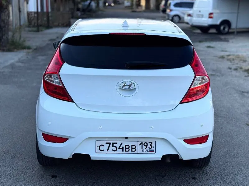 Продам hyundai solaris 2014 год в хорошем состоянии объем 1.6 автомат. пробег родной 204 000, автотека подтверждает. любые проверки на любом сто, вин по запросу, автотеку скину по запросу. в максимальной комплектации comfort для европейского рынка, не путать российский рынок. двигатель и коробка в идеале, по ходовой вопросов нет, месяц назад было полное т. о., шума нет, не стучит, любые проверки на любом сто, салон в хорошем состоянии, все видно на фото. кондиционер заправлен, парктроники, подогревы сидений,4 стеклоподъемника, мультируль, монитор, камера заднего вида новый аккумулятор, . автомобиль всегда обслуживался во время. сделаны все необходимые т. о. цена 760 000 цена из за срочности такая торг. осмотр в донецке. +79493043387 - фотография - 2