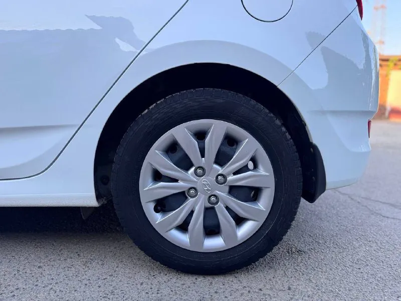 Продам hyundai solaris 2014 год в хорошем состоянии объем 1.6 автомат. пробег родной 204 000, автотека подтверждает. любые проверки на любом сто, вин по запросу, автотеку скину по запросу. в максимальной комплектации comfort для европейского рынка, не путать российский рынок. двигатель и коробка в идеале, по ходовой вопросов нет, месяц назад было полное т. о., шума нет, не стучит, любые проверки на любом сто, салон в хорошем состоянии, все видно на фото. кондиционер заправлен, парктроники, подогревы сидений,4 стеклоподъемника, мультируль, монитор, камера заднего вида новый аккумулятор, . автомобиль всегда обслуживался во время. сделаны все необходимые т. о. цена 760 000 цена из за срочности такая торг. осмотр в донецке. +79493043387 - фотография - 3