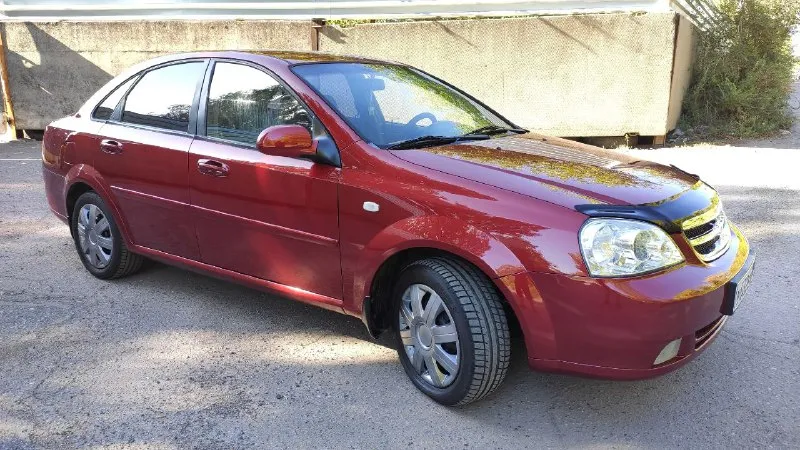 Продам шевроле лачетти 1.6 год 2007 в отличном состоянии, пробег 168000 по кузову без гнили ржавчины без вмятин, без дтп все герметики завод, мотор работает ровно без побочных звуков, без потёков тяга отличная, масло не берёт, все расходники заменены грм масло помпа ролики, ходовая часть отличная, кпп работает без нареканий, по электрике работает всё отлично, комплектация четыре стеклоподъёмника кондиционер подушки безопасности гур электрозеркала подогрев зеркал и сидений корректор фар музыка парктроник abs туманки led управление на руле, бортовой компьютер, центральный замок сигнализация, (я собственник, цена 530 тысяч рублей доп инфо по телефону +79490434532миранда +79494591804феникс +79614115504телег+вацап - фотография - 2