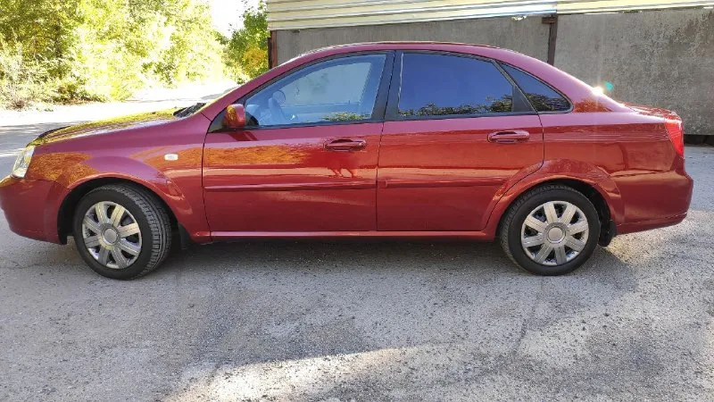 Продам шевроле лачетти 1.6 год 2007 в отличном состоянии, пробег 168000 по кузову без гнили ржавчины без вмятин, без дтп все герметики завод, мотор работает ровно без побочных звуков, без потёков тяга отличная, масло не берёт, все расходники заменены грм масло помпа ролики, ходовая часть отличная, кпп работает без нареканий, по электрике работает всё отлично, комплектация четыре стеклоподъёмника кондиционер подушки безопасности гур электрозеркала подогрев зеркал и сидений корректор фар музыка парктроник abs туманки led управление на руле, бортовой компьютер, центральный замок сигнализация, (я собственник, цена 530 тысяч рублей доп инфо по телефону +79490434532миранда +79494591804феникс +79614115504телег+вацап - фотография - 3