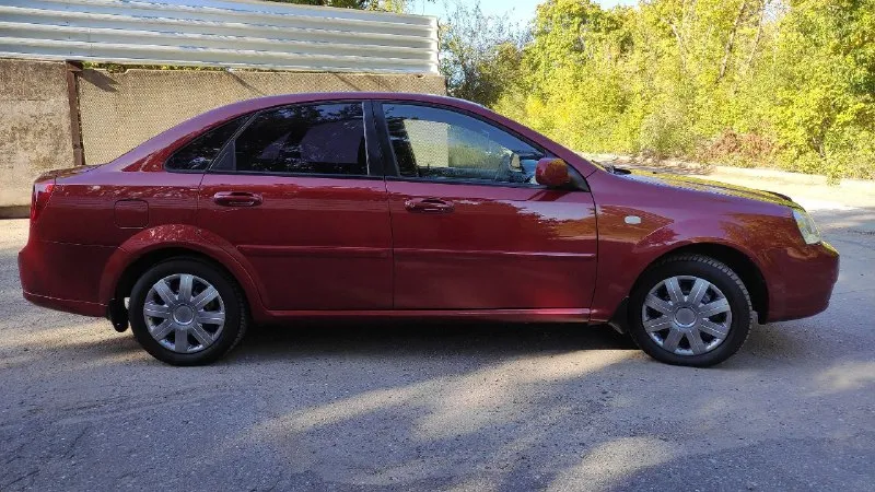 Продам шевроле лачетти 1.6 год 2007 в отличном состоянии, пробег 168000 по кузову без гнили ржавчины без вмятин, без дтп все герметики завод, мотор работает ровно без побочных звуков, без потёков тяга отличная, масло не берёт, все расходники заменены грм масло помпа ролики, ходовая часть отличная, кпп работает без нареканий, по электрике работает всё отлично, комплектация четыре стеклоподъёмника кондиционер подушки безопасности гур электрозеркала подогрев зеркал и сидений корректор фар музыка парктроник abs туманки led управление на руле, бортовой компьютер, центральный замок сигнализация, (я собственник, цена 530 тысяч рублей доп инфо по телефону +79490434532миранда +79494591804феникс +79614115504телег+вацап - фотография - 5