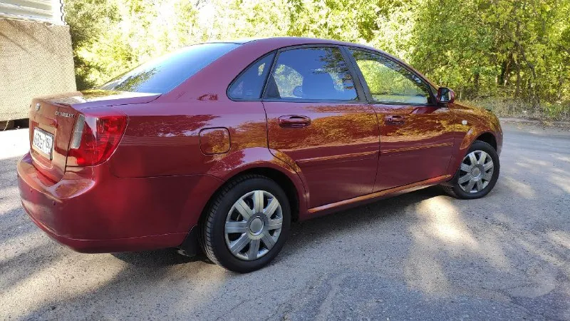 Продам шевроле лачетти 1.6 год 2007 в отличном состоянии, пробег 168000 по кузову без гнили ржавчины без вмятин, без дтп все герметики завод, мотор работает ровно без побочных звуков, без потёков тяга отличная, масло не берёт, все расходники заменены грм масло помпа ролики, ходовая часть отличная, кпп работает без нареканий, по электрике работает всё отлично, комплектация четыре стеклоподъёмника кондиционер подушки безопасности гур электрозеркала подогрев зеркал и сидений корректор фар музыка парктроник abs туманки led управление на руле, бортовой компьютер, центральный замок сигнализация, (я собственник, цена 530 тысяч рублей доп инфо по телефону +79490434532миранда +79494591804феникс +79614115504телег+вацап - фотография - 6