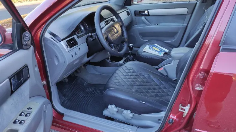 Продам шевроле лачетти 1.6 год 2007 в отличном состоянии, пробег 168000 по кузову без гнили ржавчины без вмятин, без дтп все герметики завод, мотор работает ровно без побочных звуков, без потёков тяга отличная, масло не берёт, все расходники заменены грм масло помпа ролики, ходовая часть отличная, кпп работает без нареканий, по электрике работает всё отлично, комплектация четыре стеклоподъёмника кондиционер подушки безопасности гур электрозеркала подогрев зеркал и сидений корректор фар музыка парктроник abs туманки led управление на руле, бортовой компьютер, центральный замок сигнализация, (я собственник, цена 530 тысяч рублей доп инфо по телефону +79490434532миранда +79494591804феникс +79614115504телег+вацап - фотография - 9