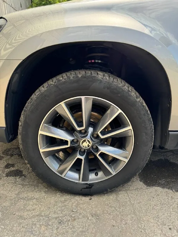 Продам skoda yeti 1.6 at, 2017 год автомобиль в отличном техническом состоянии, я второй владелец. пробег 106 000 км. авто произведен в декабре 2017 года, эксплуатация с марта 2018 года. без дтп, в заводском окрасе. самое надежное и удобное сочетание мотора и кпп( атмосферный 1.6 и классический гидротрансформатор). коврики зима/лето. до 90 000 все то проводились в автосалоне, где машина приобреталась, есть соответствующее документальное подтверждение. есть скол на лобовом( прилетел камень), подогрев лобового стекла и датчик дождя работают без нареканий. на бампере чуть отошла краска под номером( от моек), как понимаю это болезнь модели. зимняя резина на шипах, одного сезона. резина 225/55/r17(летняя и зимняя). любые проверки за ваш счет, разумный аргументированный торг при осмотре. место осмотра: г. антрацит. цена: 1.520.000 рублей. телефон для связи: +7-959-291-25-00 📞 звоните: +7(959)2912500 - фотография - 7