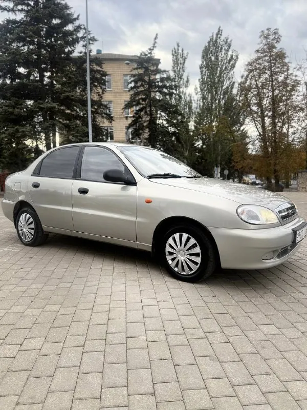 Продам chevrolet ланос sx (zaz chance) 2009 год автомобиль в родном окрасе без единого дтп все стелла включая лобовое завод. 2 собственника с автосалона птс оригинал 2 записи. установлен евро 4 пробег 184 тыс. км. кузов в идеальном состоянии, без единого рыжика и гнили, стаканы днище пороги без намека на ржавчину. технически в отличном состоянии полностью обслужен. комплектация с кондиционером, подушкой, гуром. 2 комплекта отличной резины, зима на шипах. юридически чист, любое оформление. цена 335 000 торг при осмотре. +79496167066 📲 tg: @djdjv12 📞 звоните: +7(949)6167066 - фотография - 2