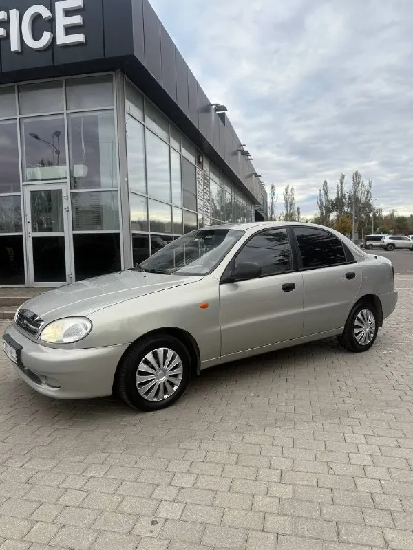Продам chevrolet ланос sx (zaz chance) 2009 год автомобиль в родном окрасе без единого дтп все стелла включая лобовое завод. 2 собственника с автосалона птс оригинал 2 записи. установлен евро 4 пробег 184 тыс. км. кузов в идеальном состоянии, без единого рыжика и гнили, стаканы днище пороги без намека на ржавчину. технически в отличном состоянии полностью обслужен. комплектация с кондиционером, подушкой, гуром. 2 комплекта отличной резины, зима на шипах. юридически чист, любое оформление. цена 335 000 торг при осмотре. +79496167066 📲 tg: @djdjv12 📞 звоните: +7(949)6167066 - фотография - 3