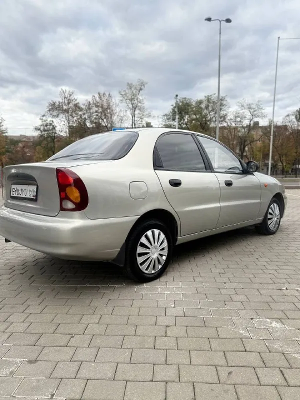 Продам chevrolet ланос sx (zaz chance) 2009 год автомобиль в родном окрасе без единого дтп все стелла включая лобовое завод. 2 собственника с автосалона птс оригинал 2 записи. установлен евро 4 пробег 184 тыс. км. кузов в идеальном состоянии, без единого рыжика и гнили, стаканы днище пороги без намека на ржавчину. технически в отличном состоянии полностью обслужен. комплектация с кондиционером, подушкой, гуром. 2 комплекта отличной резины, зима на шипах. юридически чист, любое оформление. цена 335 000 торг при осмотре. +79496167066 📲 tg: @djdjv12 📞 звоните: +7(949)6167066 - фотография - 4