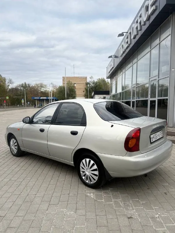 Продам chevrolet ланос sx (zaz chance) 2009 год автомобиль в родном окрасе без единого дтп все стелла включая лобовое завод. 2 собственника с автосалона птс оригинал 2 записи. установлен евро 4 пробег 184 тыс. км. кузов в идеальном состоянии, без единого рыжика и гнили, стаканы днище пороги без намека на ржавчину. технически в отличном состоянии полностью обслужен. комплектация с кондиционером, подушкой, гуром. 2 комплекта отличной резины, зима на шипах. юридически чист, любое оформление. цена 335 000 торг при осмотре. +79496167066 📲 tg: @djdjv12 📞 звоните: +7(949)6167066 - фотография - 5
