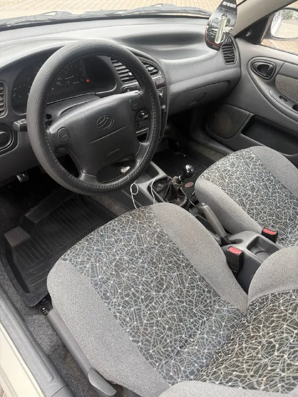 Продам chevrolet ланос sx (zaz chance) 2009 год автомобиль в родном окрасе без единого дтп все стелла включая лобовое завод. 2 собственника с автосалона птс оригинал 2 записи. установлен евро 4 пробег 184 тыс. км. кузов в идеальном состоянии, без единого рыжика и гнили, стаканы днище пороги без намека на ржавчину. технически в отличном состоянии полностью обслужен. комплектация с кондиционером, подушкой, гуром. 2 комплекта отличной резины, зима на шипах. юридически чист, любое оформление. цена 335 000 торг при осмотре. +79496167066 📲 tg: @djdjv12 📞 звоните: +7(949)6167066 - фотография - 7