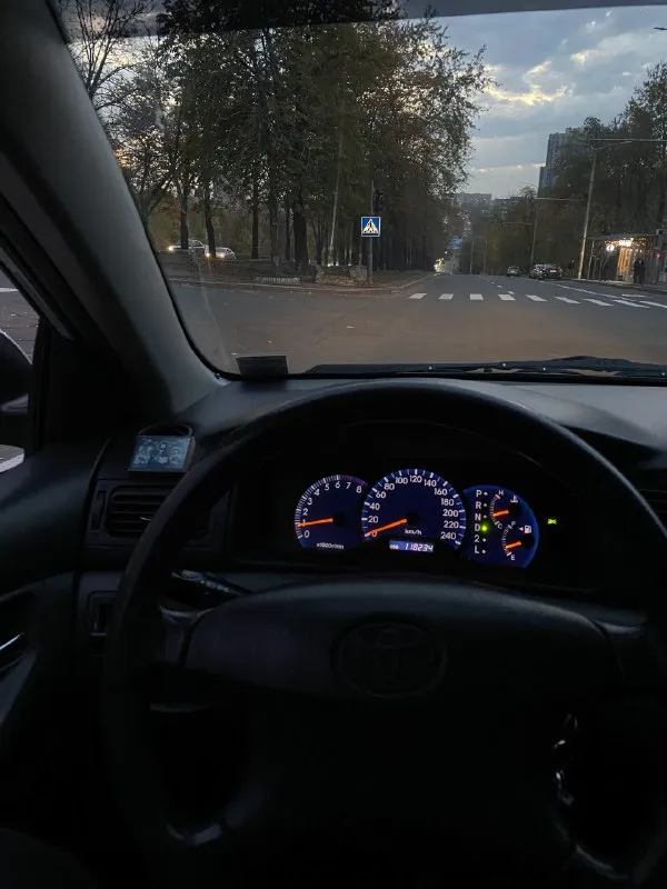 Toyota corolla 2005 год обьем двигателя 1.8 автомат! родной пробег 118.000 не крашеный и не битый, любые проверки, приезжайте смотрите! машина семейная, украинка, в руках с 2008 года! обслуживалась, только на toyota центр. вложений не требует, два комплекта резины на оригинальных дисках. два ключа. сервисная книжка и все чеки есть в наличии. по машине нет проблем от слова совсем. за автомобиль не стыдно! цена 970.000 небольшой торг будет, продажа не спешная, машина каждый день не эксплуатируется, в основном стоит в теплом и сухом гараже. находится в г. донецк! +7 949 082 59 09 телеграмм на этом же номере. 📞 звоните: +7(949)0825909 - фотография - 4